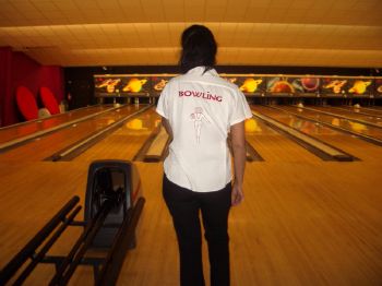 Jacqueline dans une chemise de bowling des annes 1950 qu'elle a personnalise