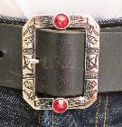 Boucle pour ceinture avec perles et clous - Perles rouges - Dessin incrusté noir