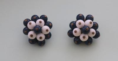 Boucles d'oreille clip vintage des années 50/60 - Perles bleues et blanches