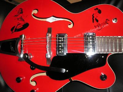 Dcalcomanie de pin up sur guitare rouge