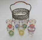 Lot de 7 verres à liqueur vintage des années 60 dans leur panier