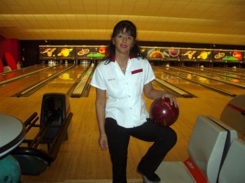 Jacqueline dans une chemise de bowling des années 1950 qu'elle a personnalisée