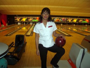 Jacqueline dans une chemise de bowling des annes 1950 qu'elle a personnalise